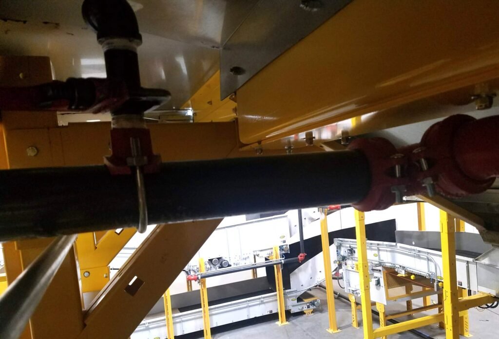 Instalación de sistema contra incendios en entorno industrial en Valencia con tubería ranurada y soportes profesionales